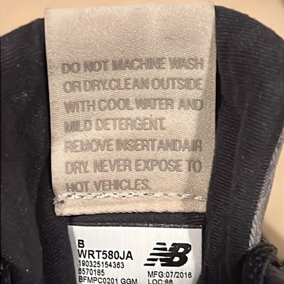 New Balance Women's 580 Molten Metal Sneakers Shoes WRT580JA - Picture 8 of 9